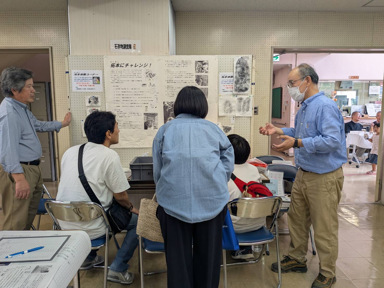 拓本づくりに参加している様子