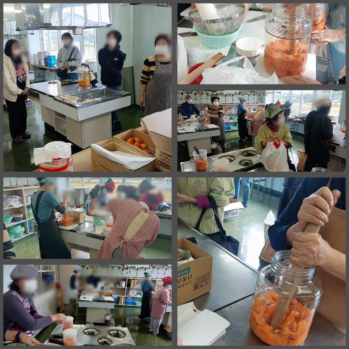 柿酢作りの説明を真剣に聞いた後、買いを広口の瓶に入れ力いっぱいつぶします