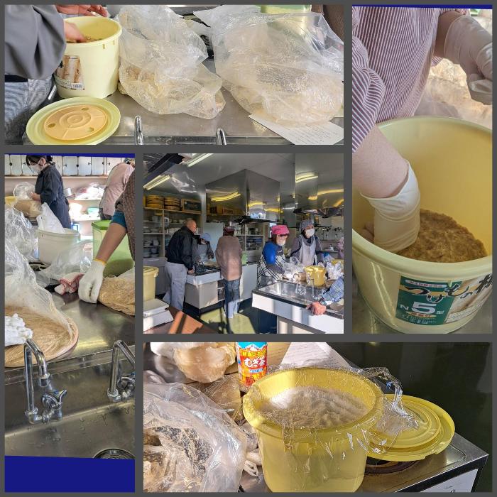 味噌づくりに取り組むママ講座の皆さん。下は樽詰めが終わり、塩で蓋をした様子。