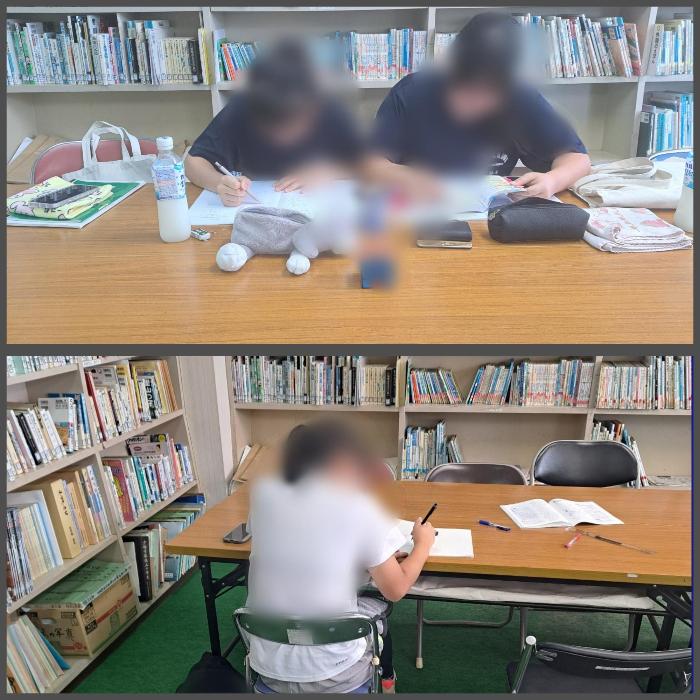 公民館の図書室で自額に励む中学生