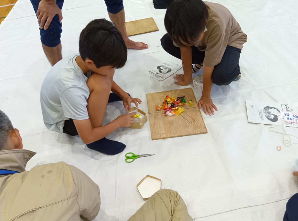 完成した小物入れにお菓子を詰める様子