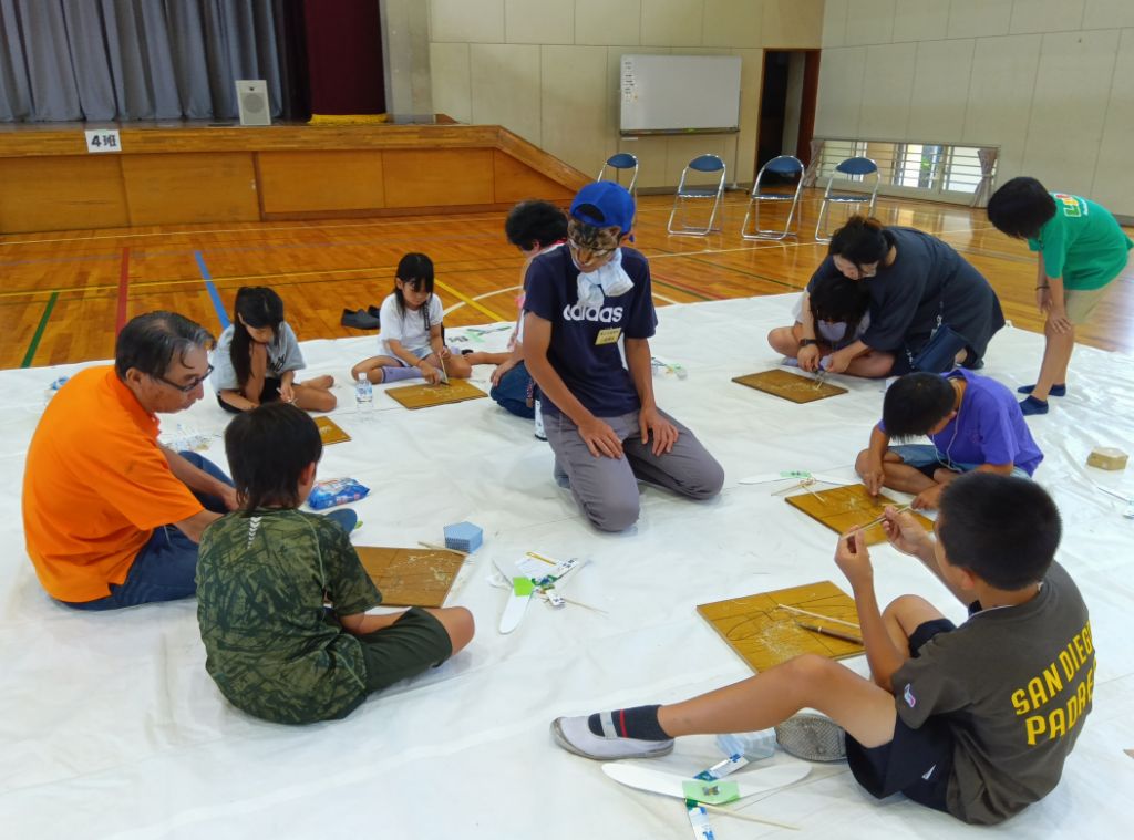 工作をする子ども達の様子
