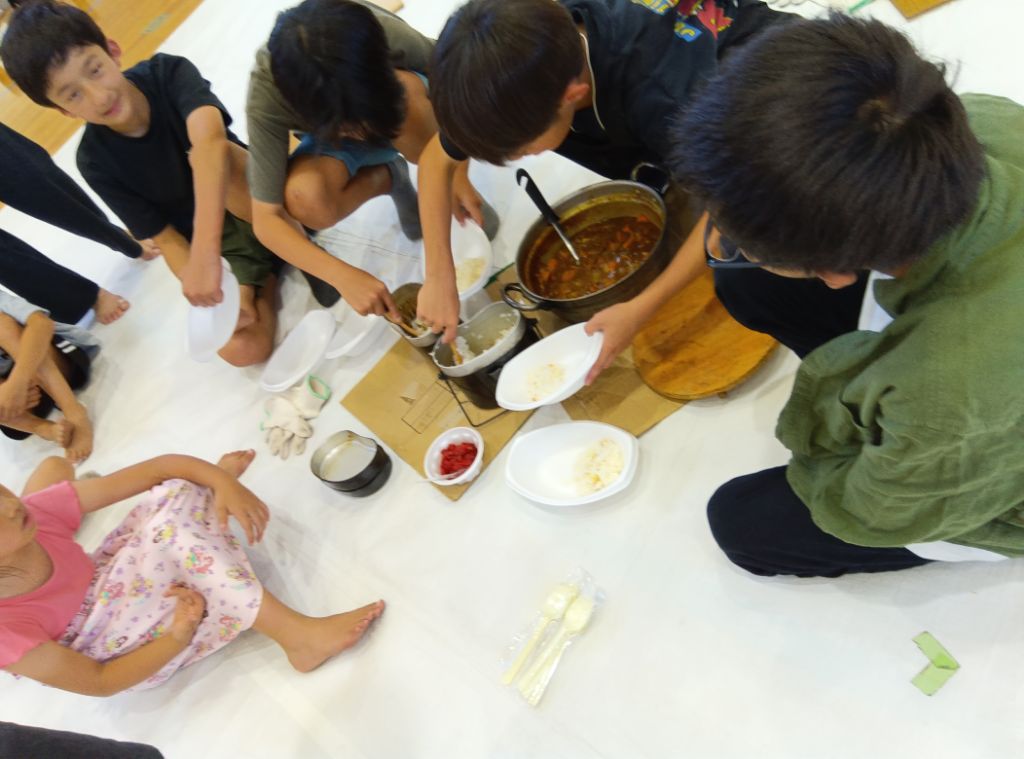みんなで作ったカレーを実食する様子