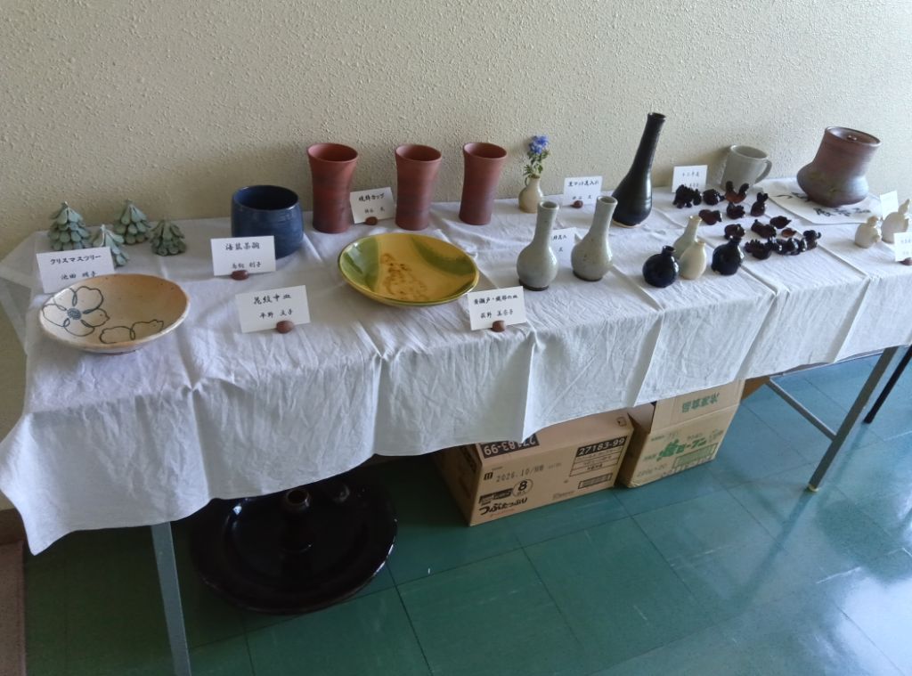 第36回西清川地区文化祭の様子です。展示発表では、陶芸作品が数多く展示されました。