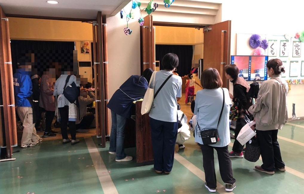 第36回西清川地区文化祭初日の様子です。芸能発表では、会場の外まで観客があふれる場面もありました。