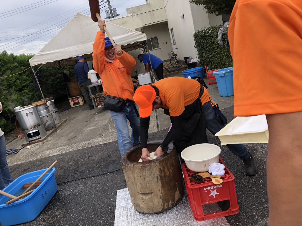 第36回西清川地区文化祭初日の様子です。もちつきは力がいりますが、地域の方が交代しながらついてくださいました。