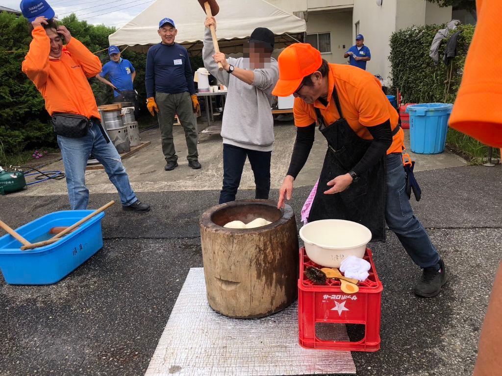 第36回西清川地区文化祭の様子です。催物で販売したおもちは、地域の方々の手で朝早くからついたものです。