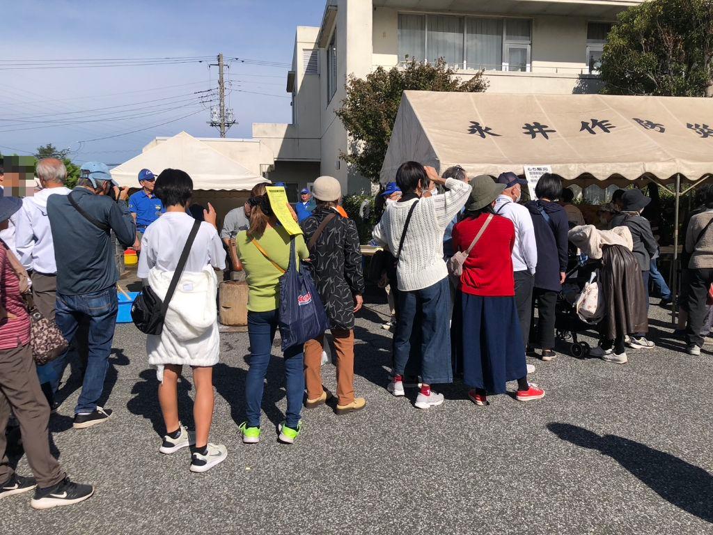 第36回西清川地区文化祭初日の様子です。おもちの販売には行列ができていました。