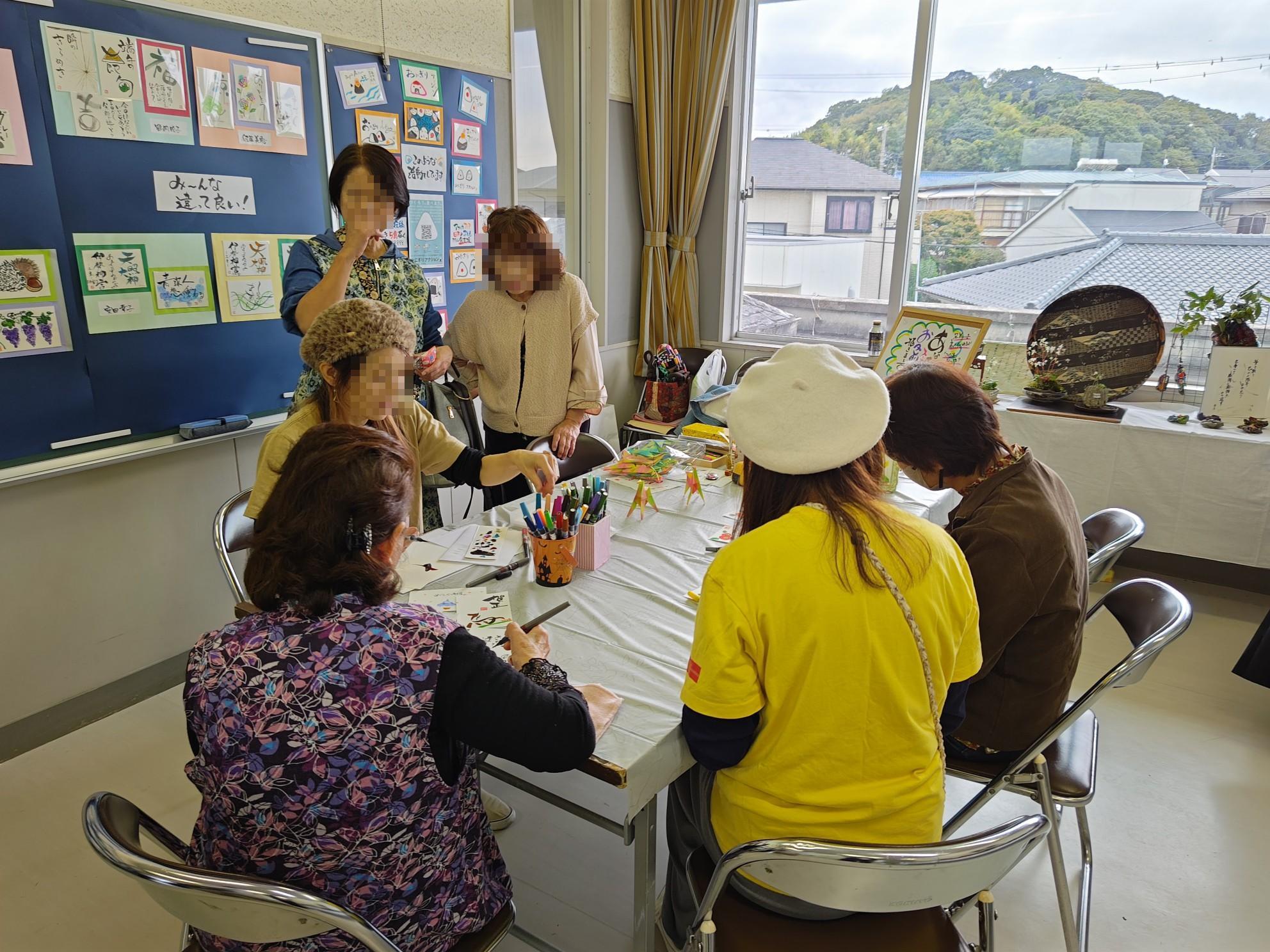 第36回西清川地区文化祭の様子です。展示発表では、体験や販売を行うサークルもあり、来場した方を楽しんでいる様子でした。