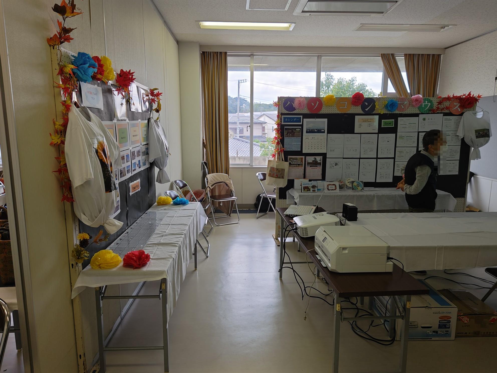 第36回西清川地区文化祭の様子です。展示発表では、サークルの皆さんが様々な作品を展示して、会場を明るい雰囲気にしてくれました。