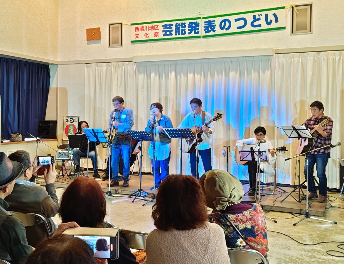 第36回西清川地区文化祭初日の様子です。芸能発表では、サークルの皆さんが日頃の活動の成果を発揮し、会場を盛り上げていました。