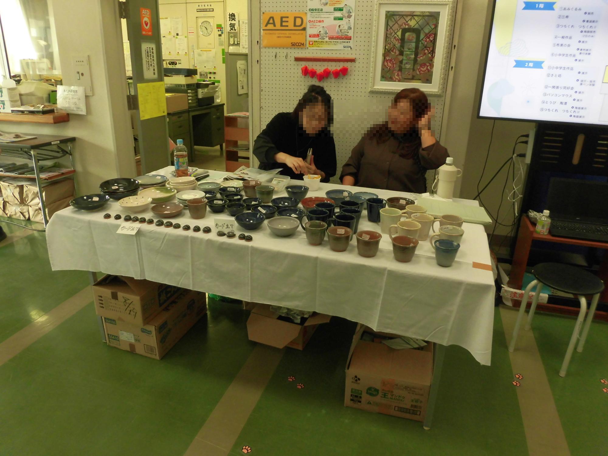 第36回西清川地区文化祭の様子です。展示発表では、体験や販売を行うサークルもあり、来場した方を楽しんでいる様子でした。