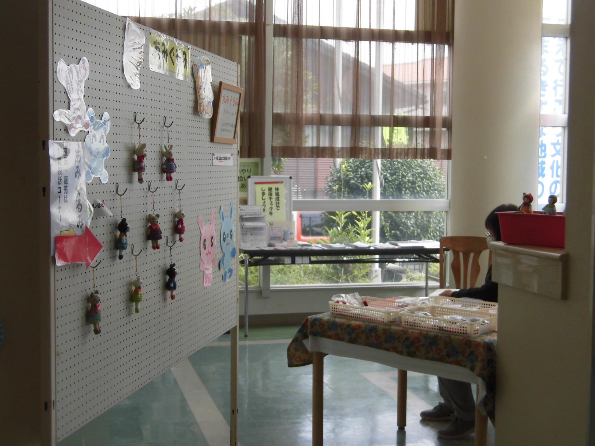 第36回西清川地区文化祭の様子です。展示発表では、体験や販売を行うサークルもあり、来場した方を楽しんでいる様子でした。