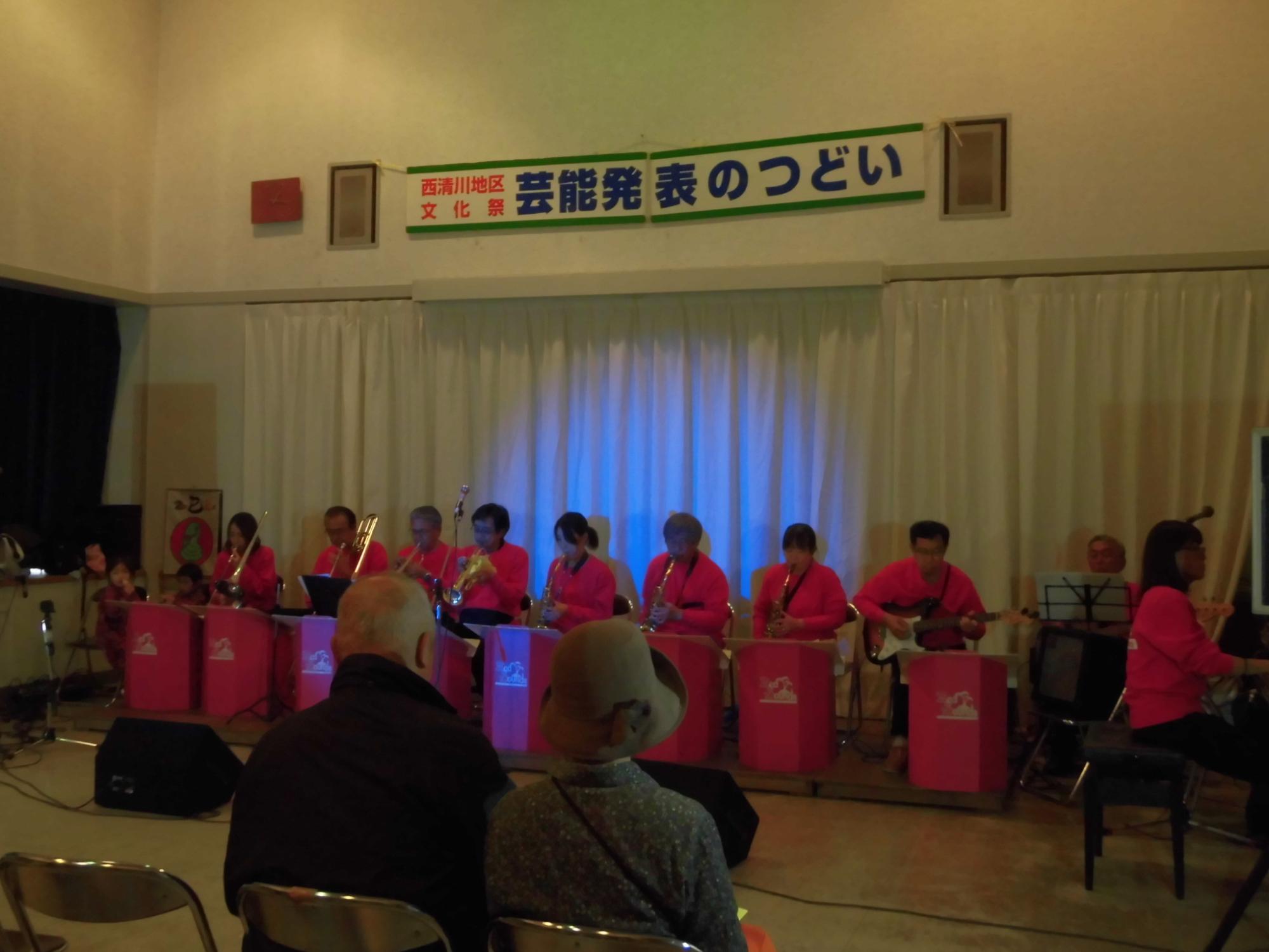 第36回西清川地区文化祭初日の様子です。芸能発表では、サークルの皆さんが日頃の活動の成果を発揮し、会場を盛り上げていました。