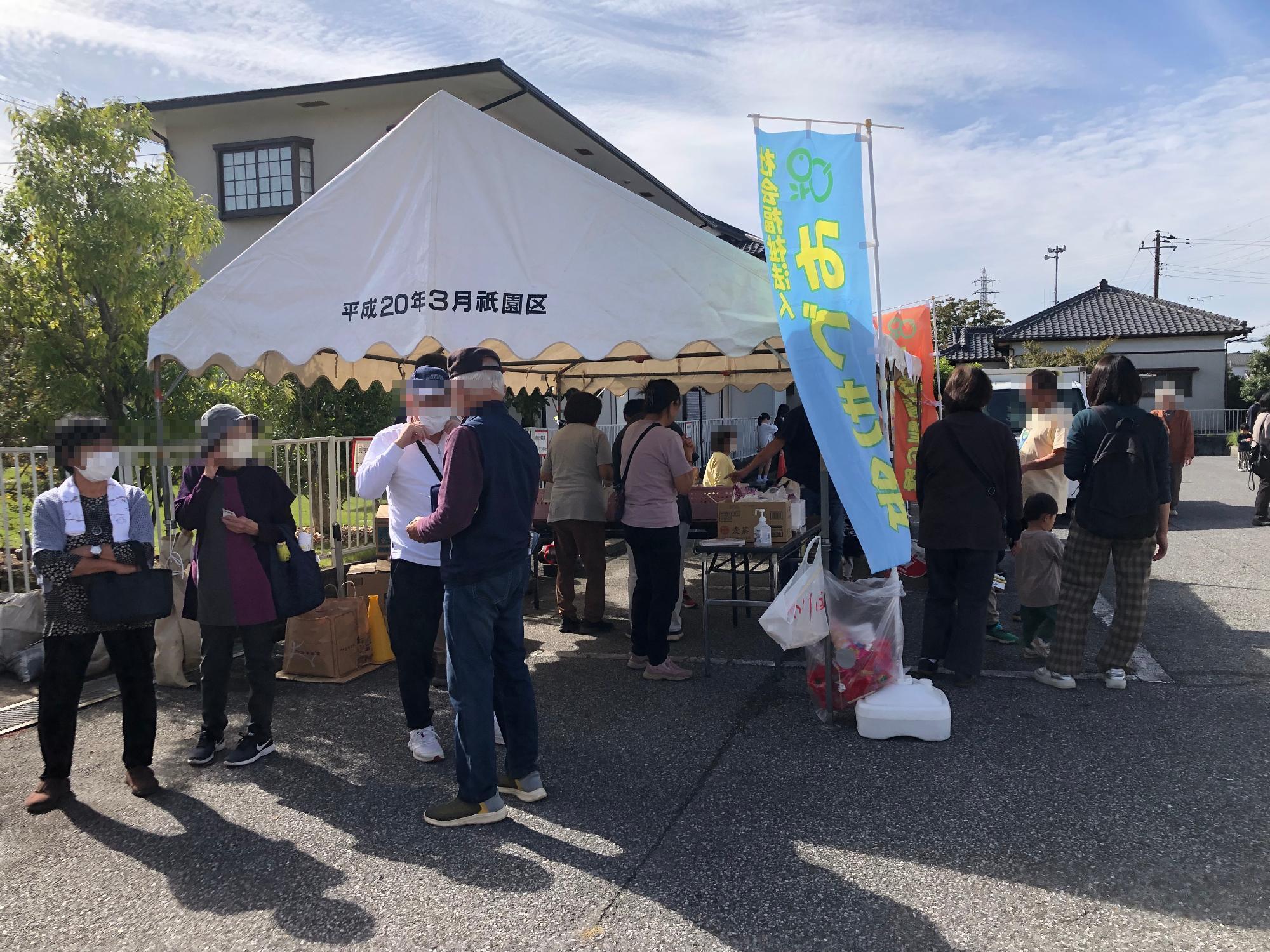 第36回西清川地区文化祭の様子です。屋外の催物では、地域の方々をはじめたくさんの団体が出店し、盛り上がりました。