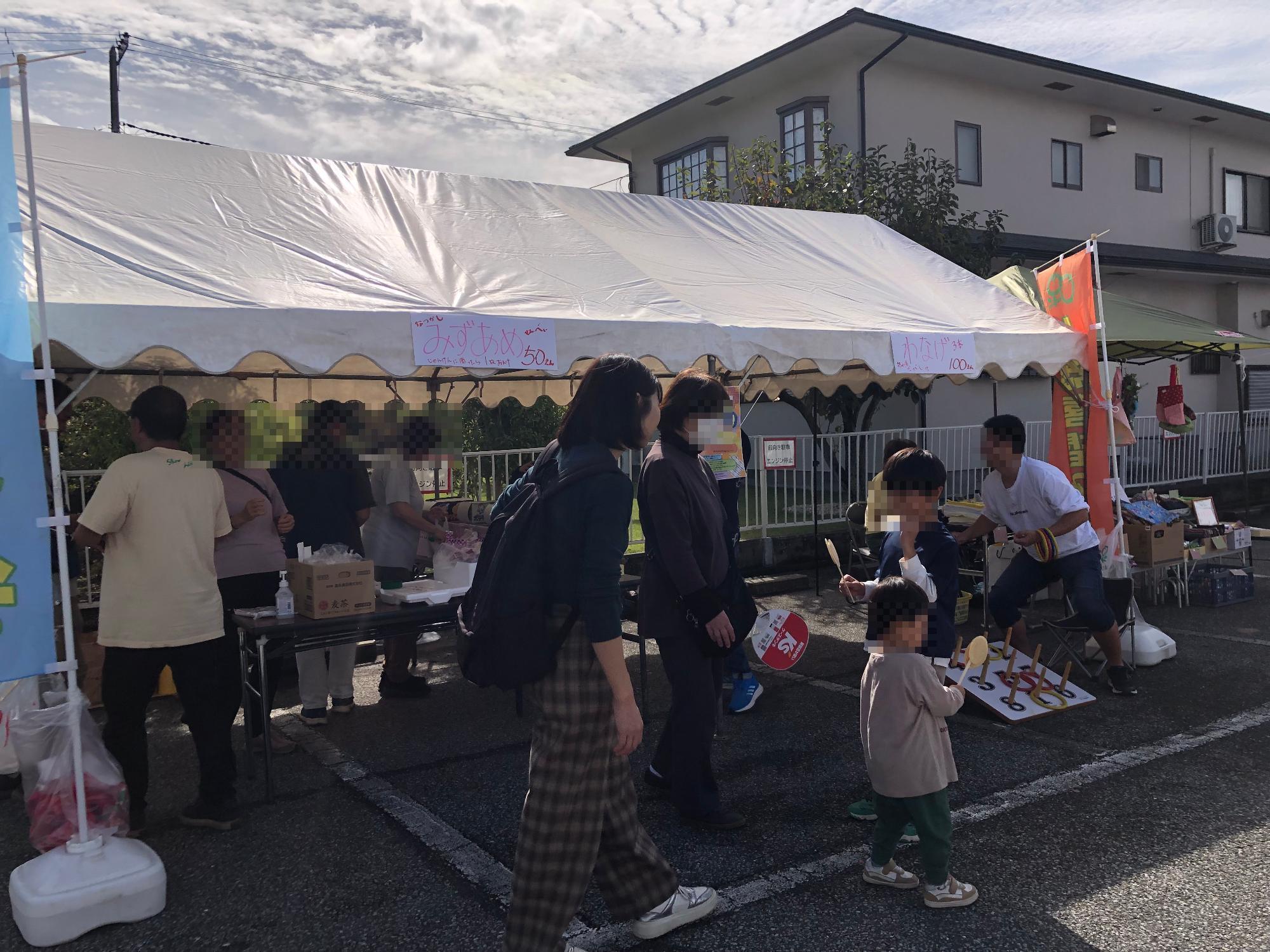 第36回西清川地区文化祭の様子です。屋外の催物では、地域の方々をはじめたくさんの団体が出店し、盛り上がりました。