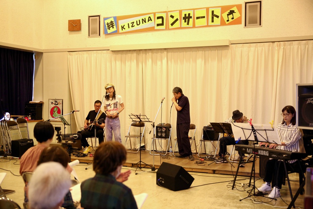 ブルース塾の皆さんと西村ヒロさんによる演奏
