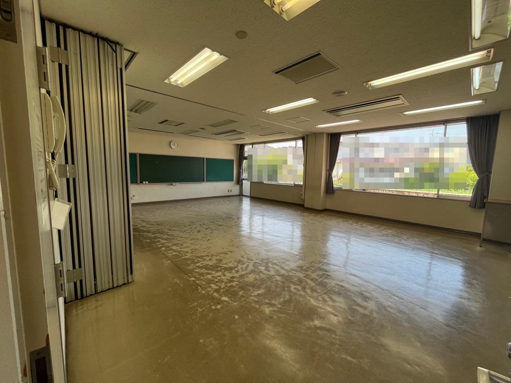 大きな窓と黒板があり、中央を仕切りで2部屋に分けられる広々とした第1第2学習室の写真