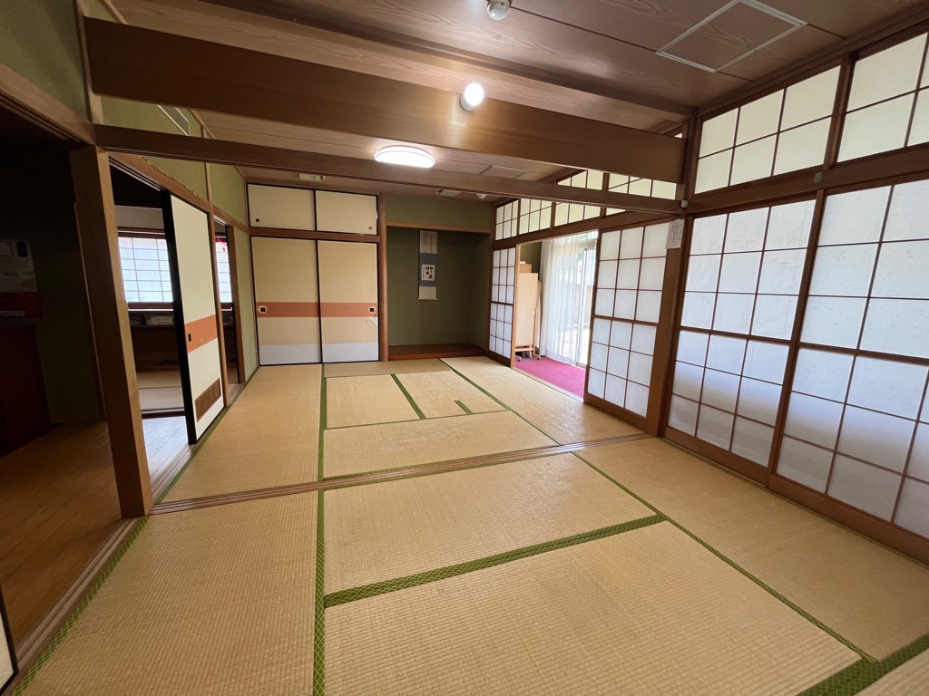 畳敷きで障子や襖に囲まれ、落ち着いた雰囲気の休養室（和室）の写真