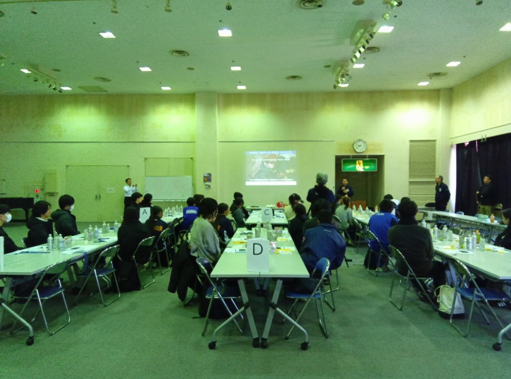 研修に参加した学生がDMTCによる講演を傾聴している様子です。