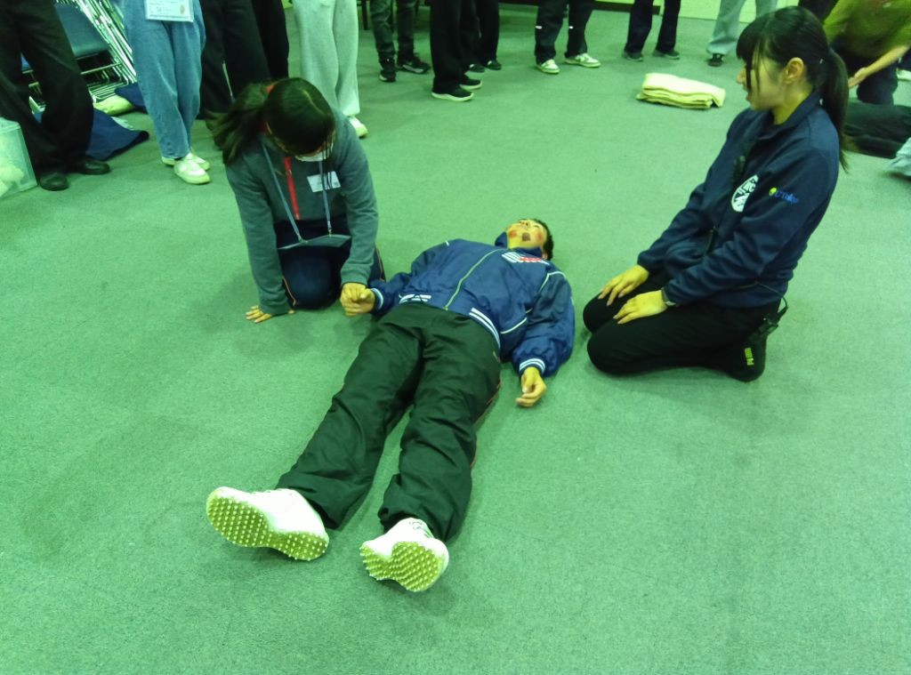 研修に参加した学生が、負傷者の応急手当を行っている様子です。