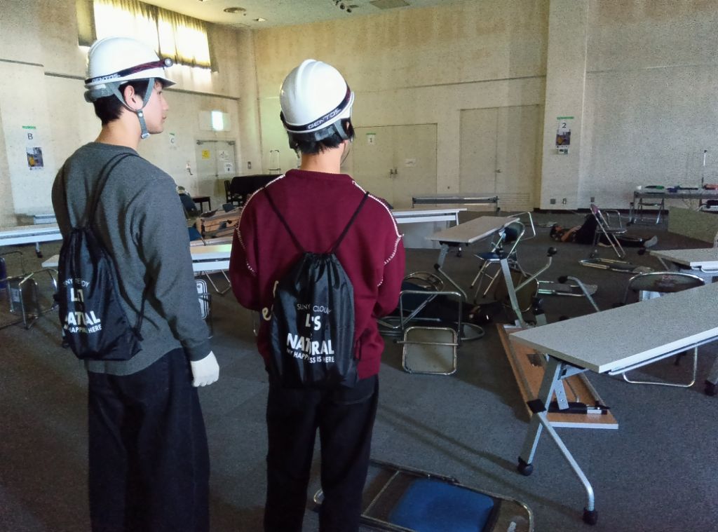 地震災害を想定し、救助活動を行っている様子です。