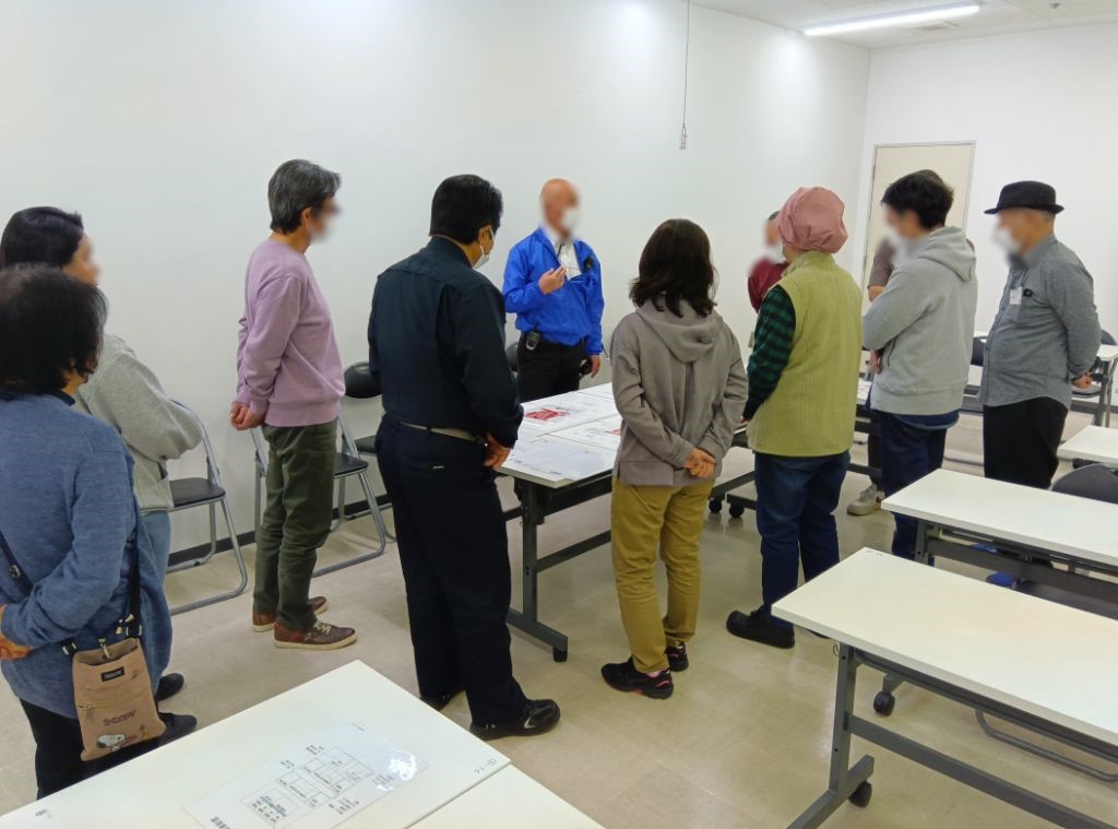 講師が災害時の対応を説明しています