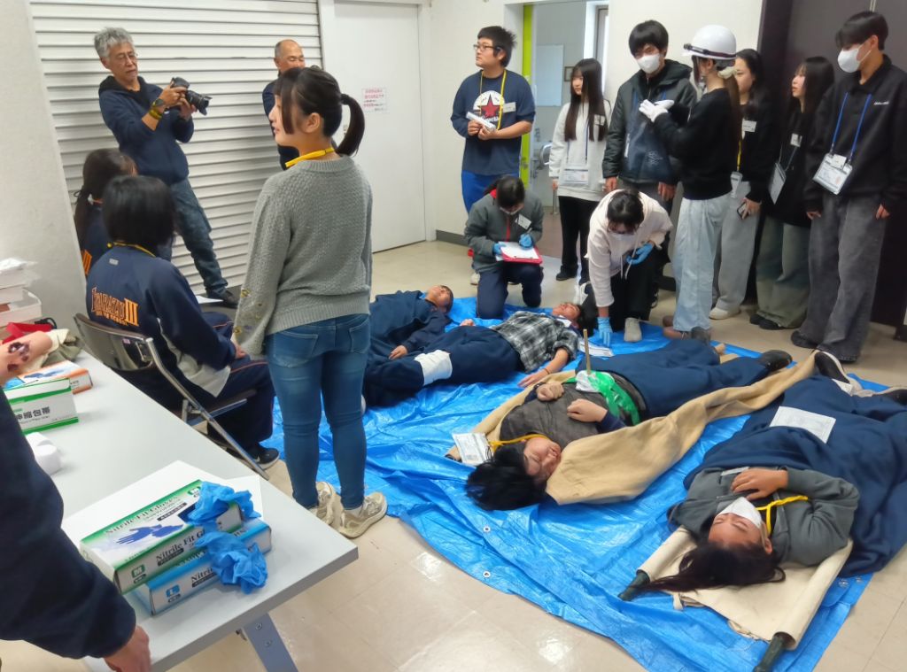 地震災害を想定し、負傷者から情報収集を行っている様子です。