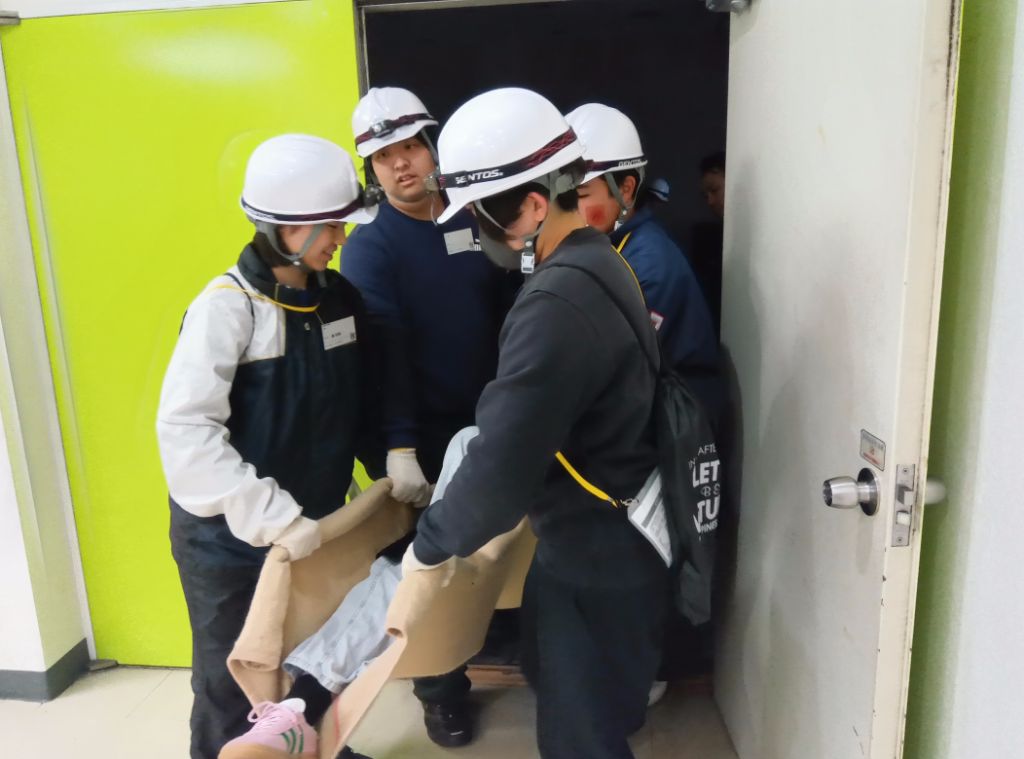 地震災害の現場を想定し、負傷者の搬送を行う様子です。