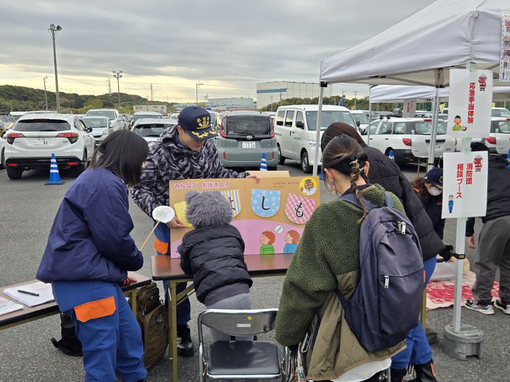 木更津市消防本部の応急手当体験にお子様が参加している様子です。