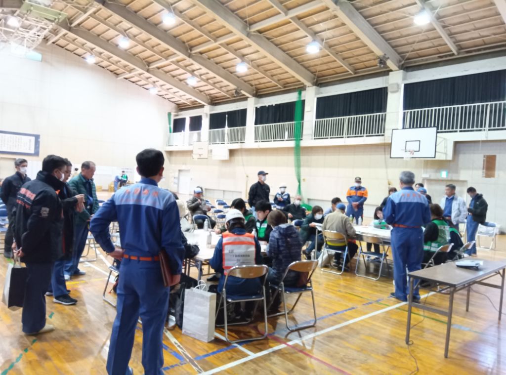 市の職員と地域の方々とが机を囲んで避難所開設についてワークショップをしている様子