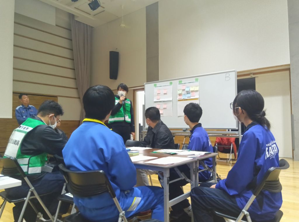 各グループで討議した結果を、発表している様子です。グループには中学生3名、市職員2名、地域の方1名が配置されておりました。