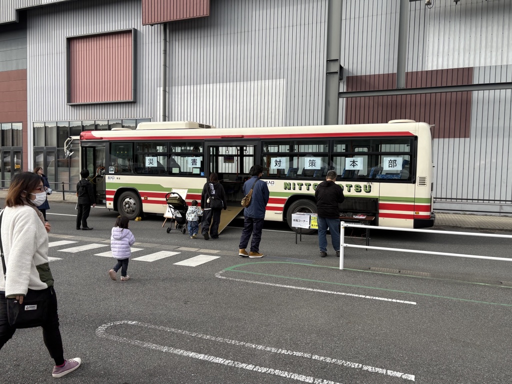 日東交通株式会社によるバスの運転席試乗体験を行っている様子です。