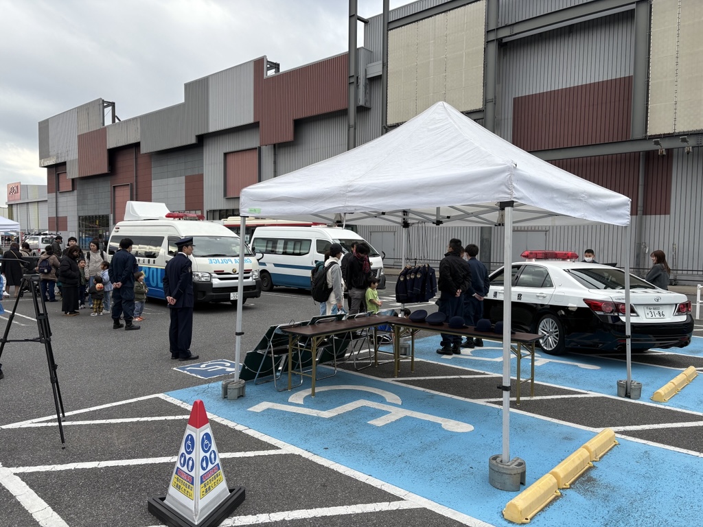 木更津警察署がパトカーを展示している様子です。