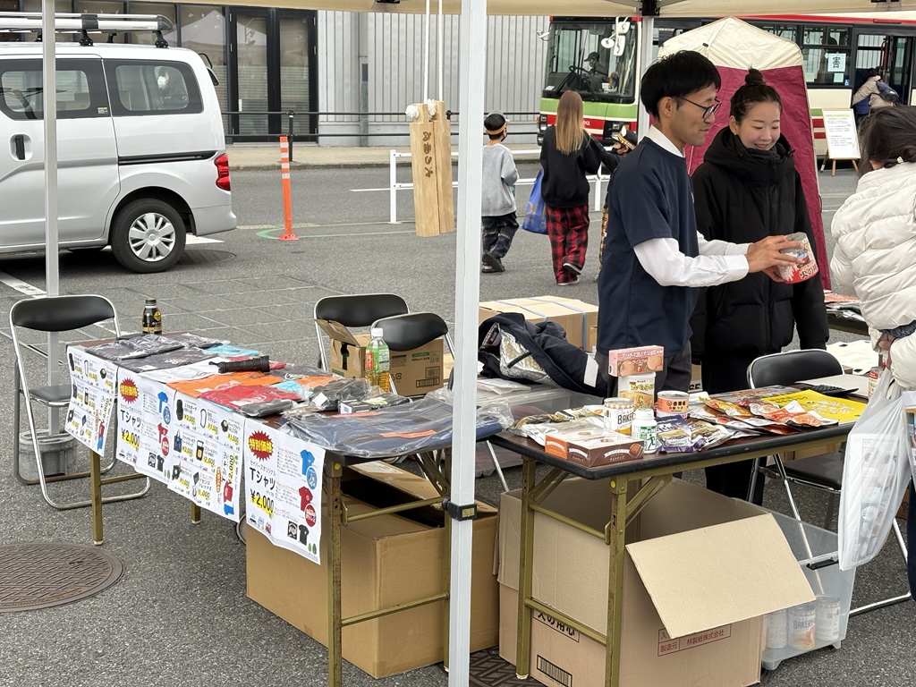 株式会社エノモト防災工業による災害用品の展示している様子です。