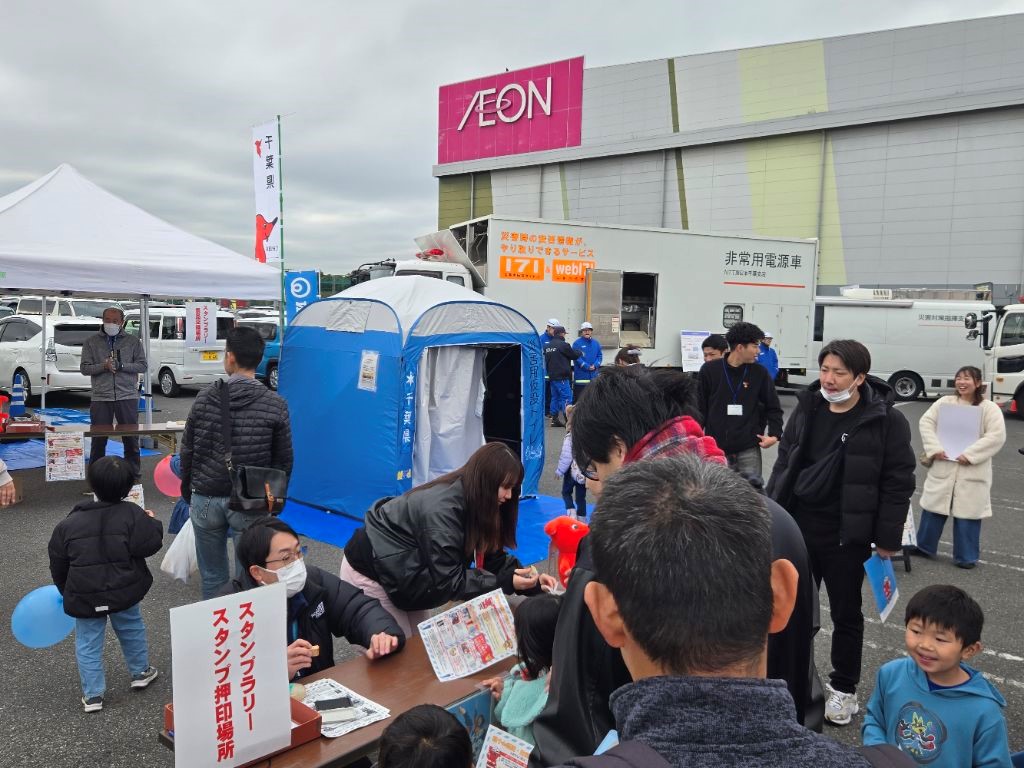 駐車場広場に展示している多くの防災展示を見学する様子