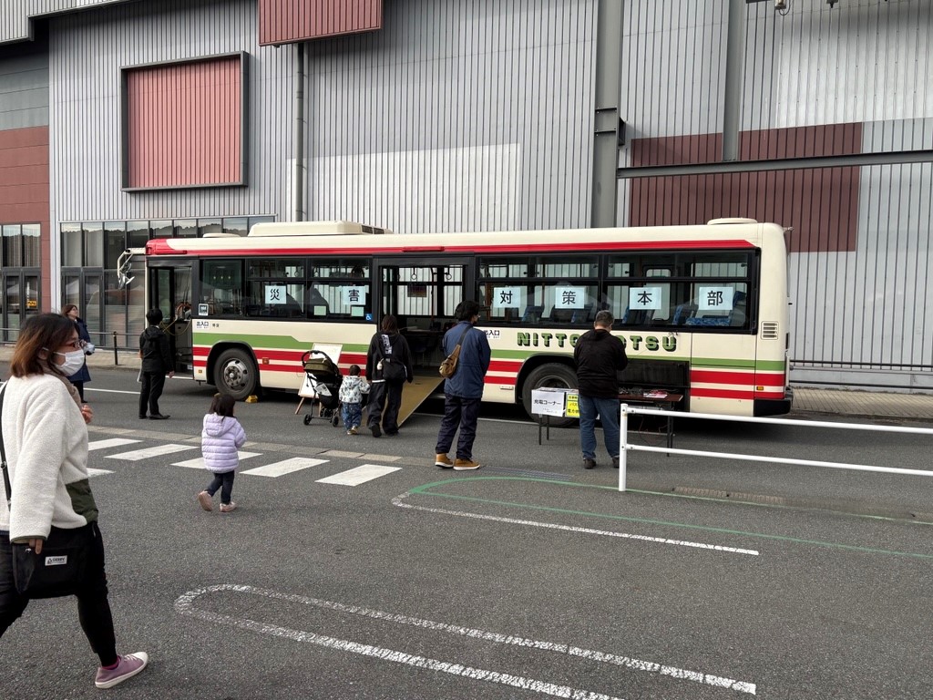 日東交通大型バスが災害に備えた仕組みを紹介している様子