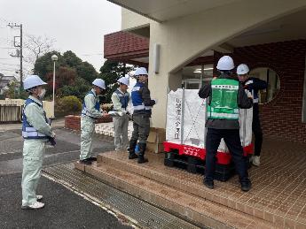 給水タンクの組み立てを行っている様子