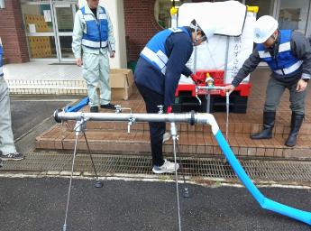 給水タンクへ注水し動作確認を行っている様子