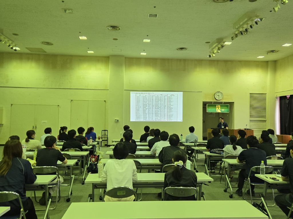避難所開設職員に対し、市の職員が開設時の要領について説明している様子