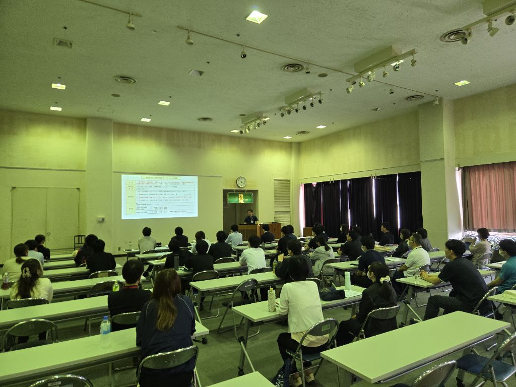 避難所開設職員に対し、市の職員が各避難所に配備している備蓄品等について説明している様子