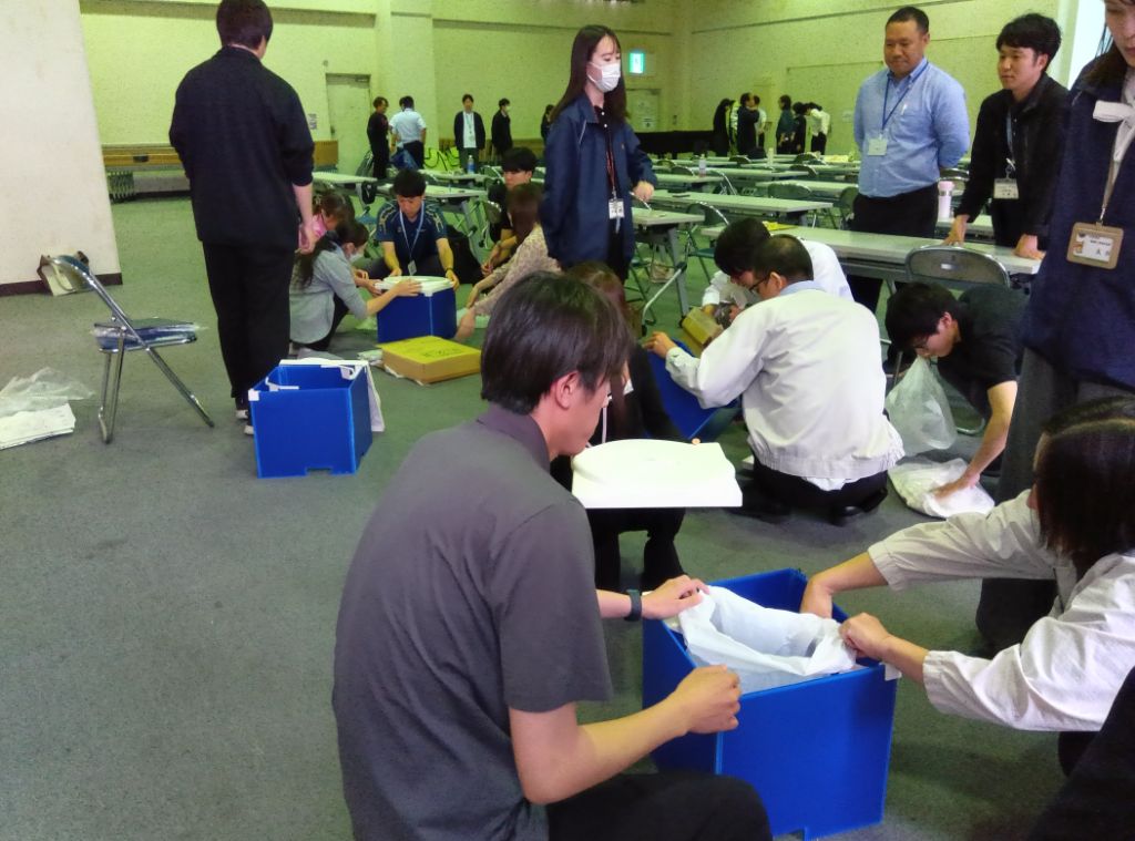 市の職員が避難所用の簡易トイレを組み立てている様子