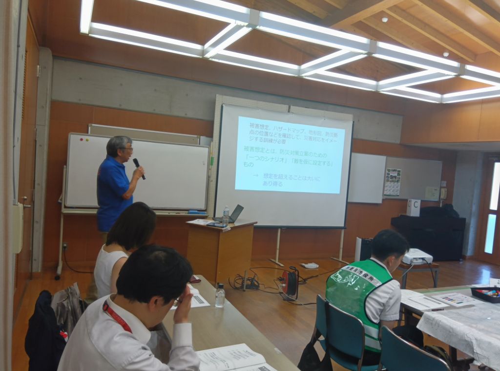 講師の首都圏防災士連絡会が、参加者に対して災害リスク等について講話している様子。