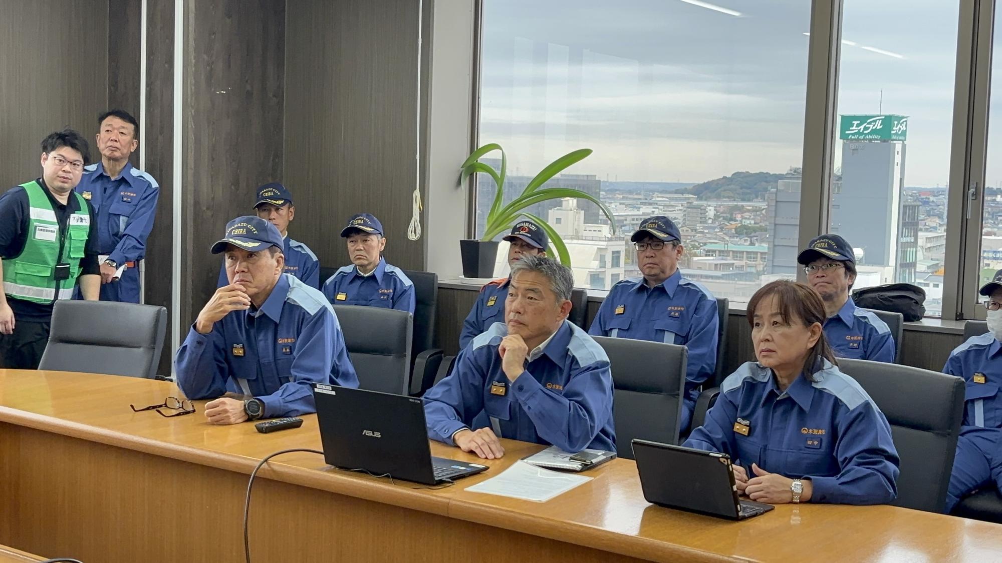 各地域で開催されている地域訓練の様子を、市長・副市長・教育長などがオンラインで視察している様子です。