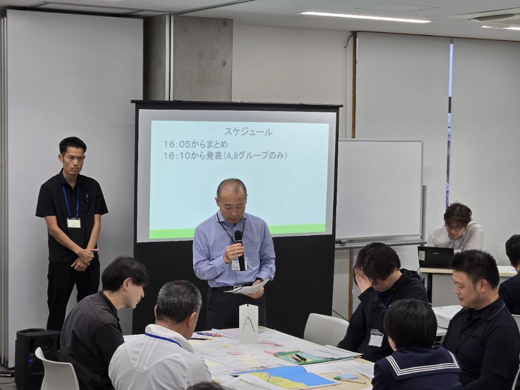 グループ討議での検討結果を、A班が発表してる様子です。A地区では、「海が近いため、避難の判断は早めに決断しなければならない」や、「土地勘のない人（観光客など）の避難が懸念」等の発表でした。