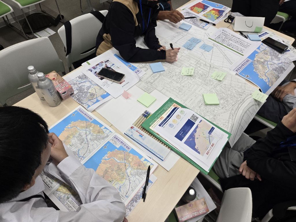 白地図にポストイットで課題等を記載している様子です。