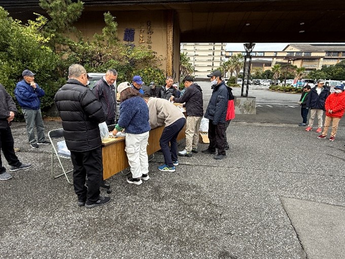 津波避難ビルに指定されている、龍宮城スパホテル三日月に避難している様子です。