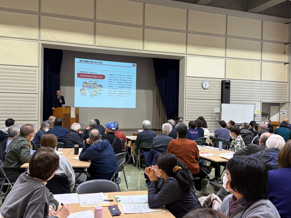 研修会に参加者された皆さまが講師の穴井英之氏の講演を傾聴されている様子になります。