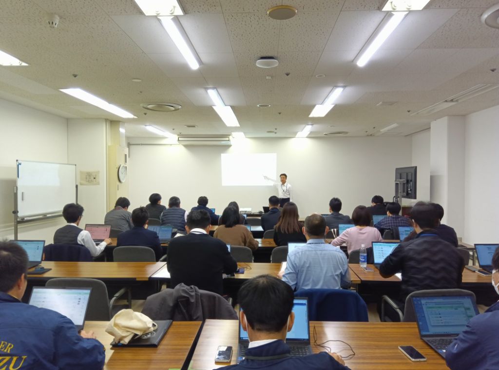 災害情報共有システムを危機管理官が災害対策本部職員に対して説明をしている様子