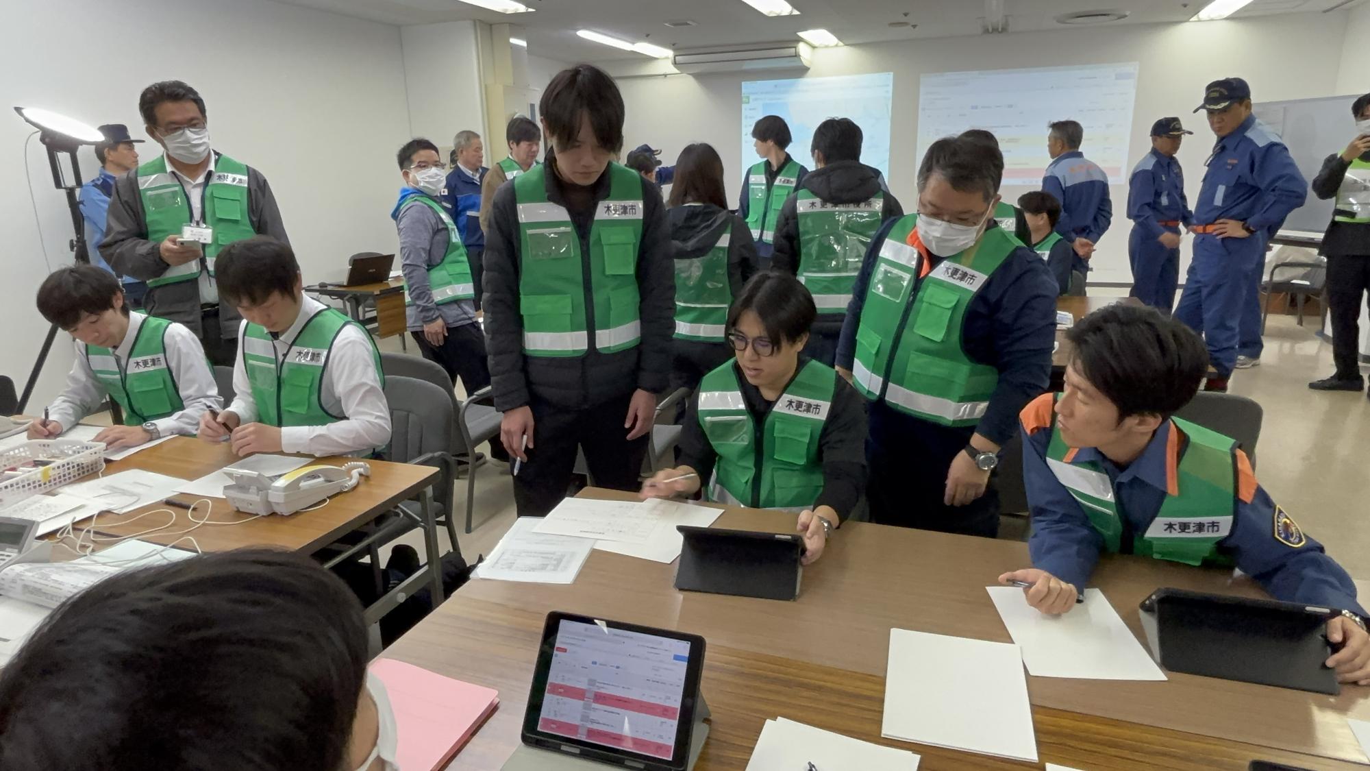 災害対策本部運営訓練の様子です。タブレットに収集した情報を記録しています。